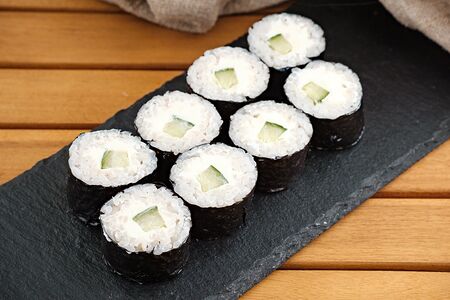 Ролл с огурцом