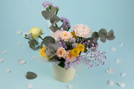 Букет цветов Розы в эвкалипте в кремовом стакане