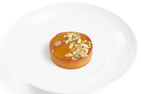 Тарталетка с соленой карамелью и орехами