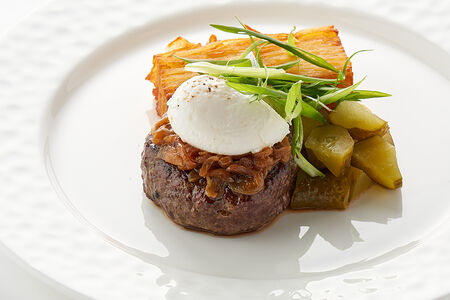Рубленый бифштекс с яйцом пашот и картофельным гратеном