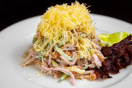 Салат с языком, ветчиной, маринованным опятами