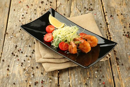 Салат Цезарь с креветками