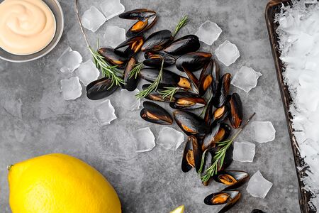 Мидии в створках на льду с соусом