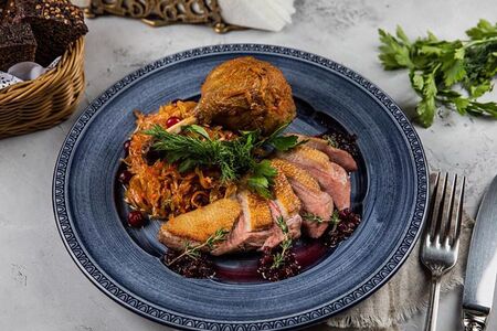 Утка с тушеной капустой