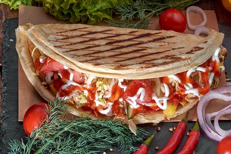 Пицца с летним салатом