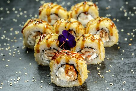 Жареный мини-бикини с угрем и сыром