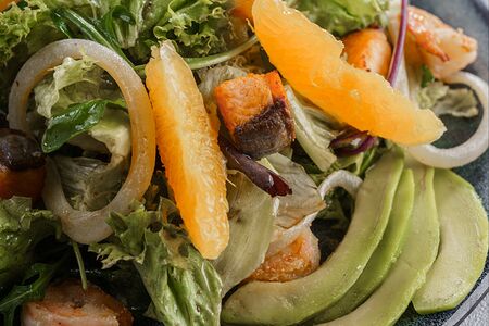 Салат с морепродуктами и авокадо