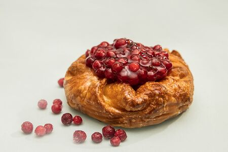 Веньзель слоеный с брусникой