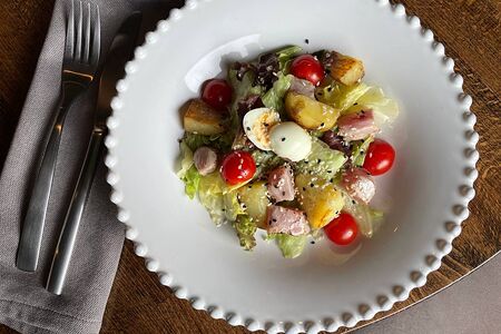 Микс салата с опалённым тунцом и картофелем бэби