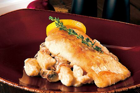 Филе белой рыбы с картофельными галушками в соусе из лесных грибов