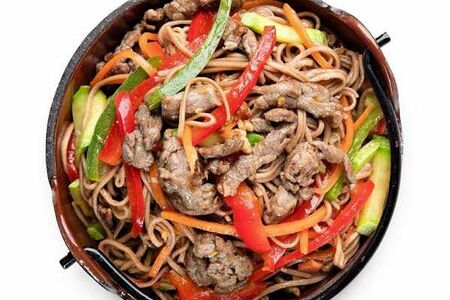 Соба с говядиной в соусе кинг