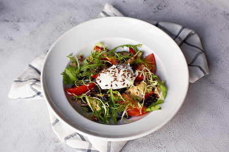 Салат из свежих овощей с печеной свеклой