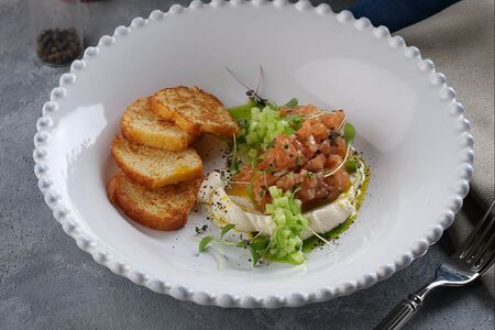 Тартар из лосося с огурцом и укропным маслом