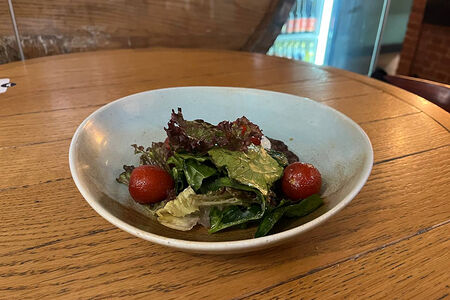 Стейк-салат с говядиной с маринованными томатами черри