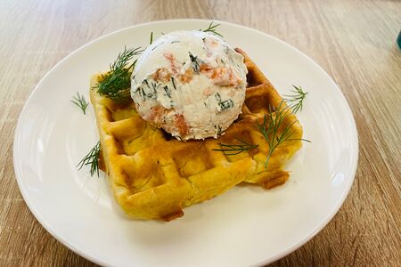 Вафля с сёмгой и творожным сыром