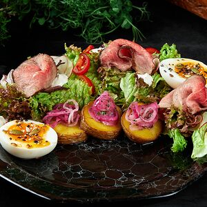 Салат с ростбифом и картофелем