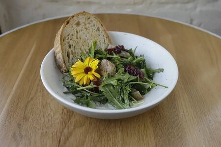 Салат с индейкой, брусникой и соусом блю-чиз