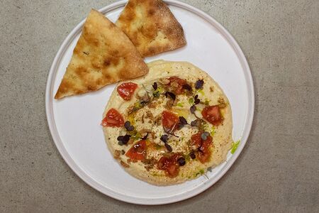 Хумус с томатами в стиле кимчи