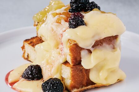 Бриошь с ежевикой, корицей, манговым конфитюром и заварным кремом