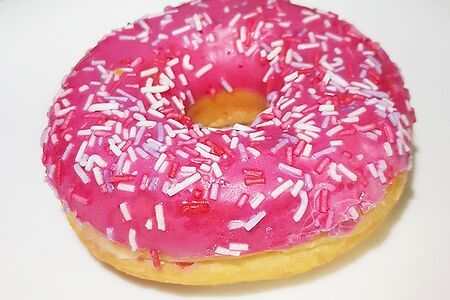 Донат с клубничной начинкой