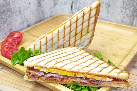 Сендвич с беконом и яйцом