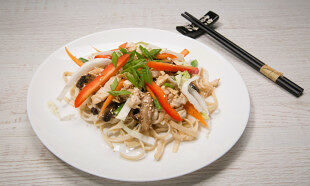 Wok сливочный с курицей и грибами