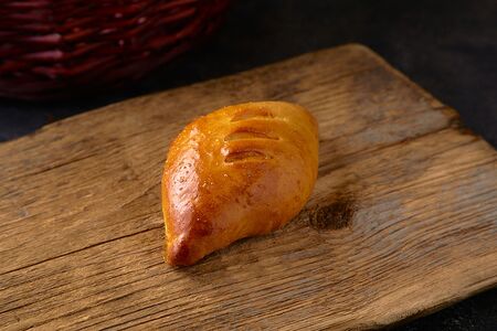 Пирожок с яйцом и луком