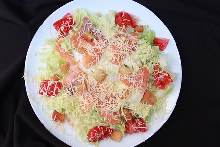 Салат Цезарь с семгой