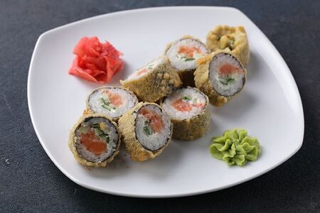 Горячий ролл с лососем