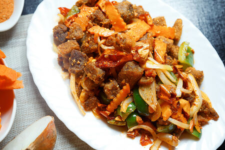 Говядина, жаренная с арахисом и перцем