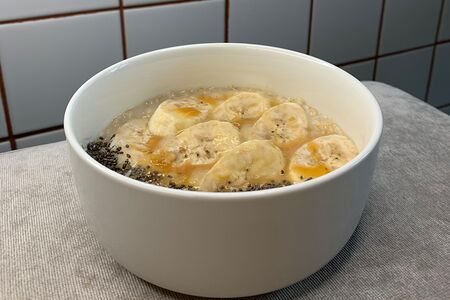 Овсяная каша на миндальном молоке с карамелью и бананом