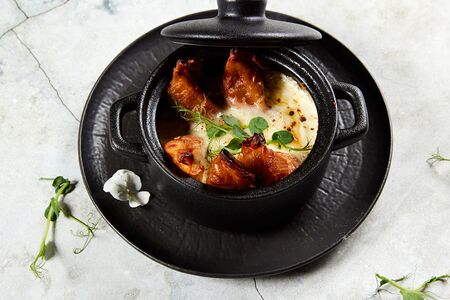 Гедза с курицей под сырной корочкой