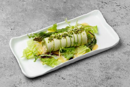 Рулет из цукини с крабом и цитрусовой заправкой