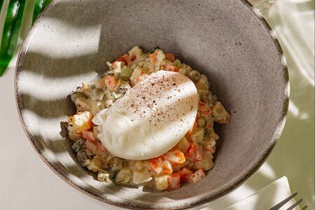 Оливье с яйцом пашот