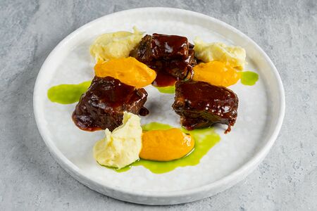 Говяжье ребро с картофельным пюре и кремом из батата