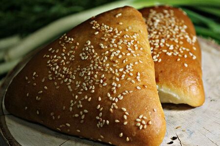 Пирожок с ветчиной и сыром