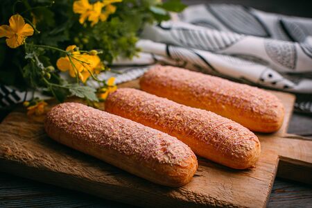 Эклер клубничный