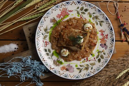 Судак по-казачьи с жареным луком