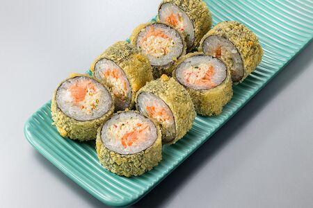 Темпура с лососем и крабом