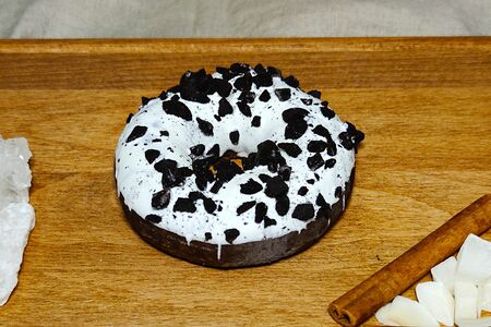 Пончик-донатс с ванильной начинкой, белой глазурью и кусочками печенья