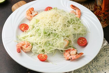 Салат Цезарь с тигровыми креветками