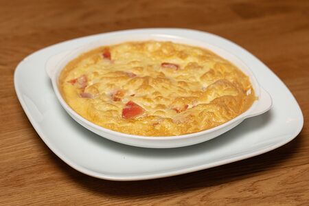 Омлет с ветчиной сыром и помидорами