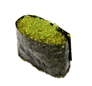 Суши зеленая икра летучей рыбы