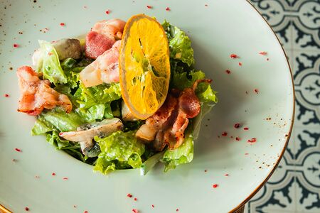 Салат Веветте с грибами и беконом