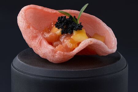 Тартар №48 с лососем, манго и соусом манго-чили