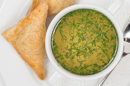 Куриный бульон со слоеными пирожками