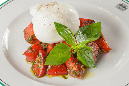 Салат с сыром буррата