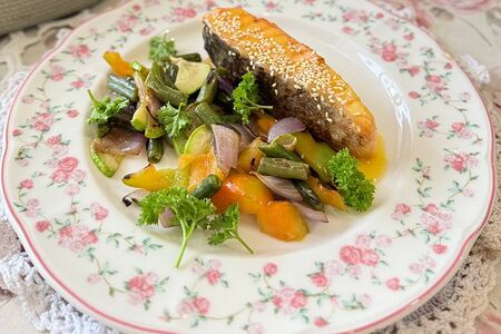 Лосось на гриле с овощным соте и соусом из мандаринов