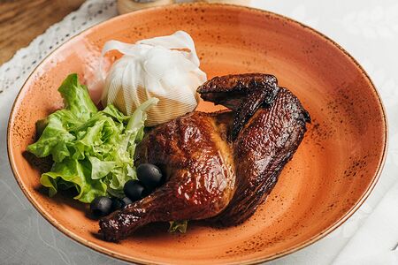 Цыплёнок горячего копчения из коптильни, приготовленный на березовых дровах и ольховых стружках