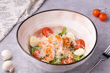 Теплый салат с креветками